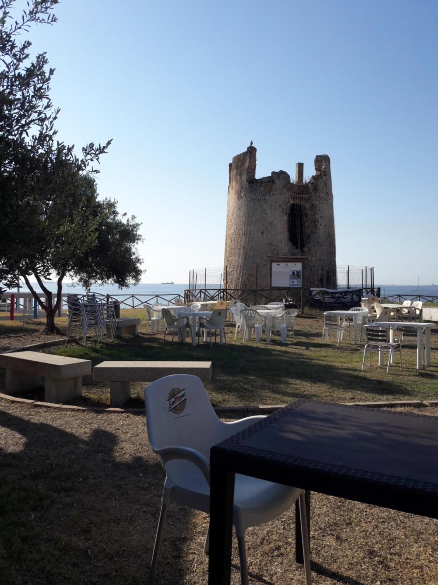 Invit Arti B&B Capoterra Bagian luar foto