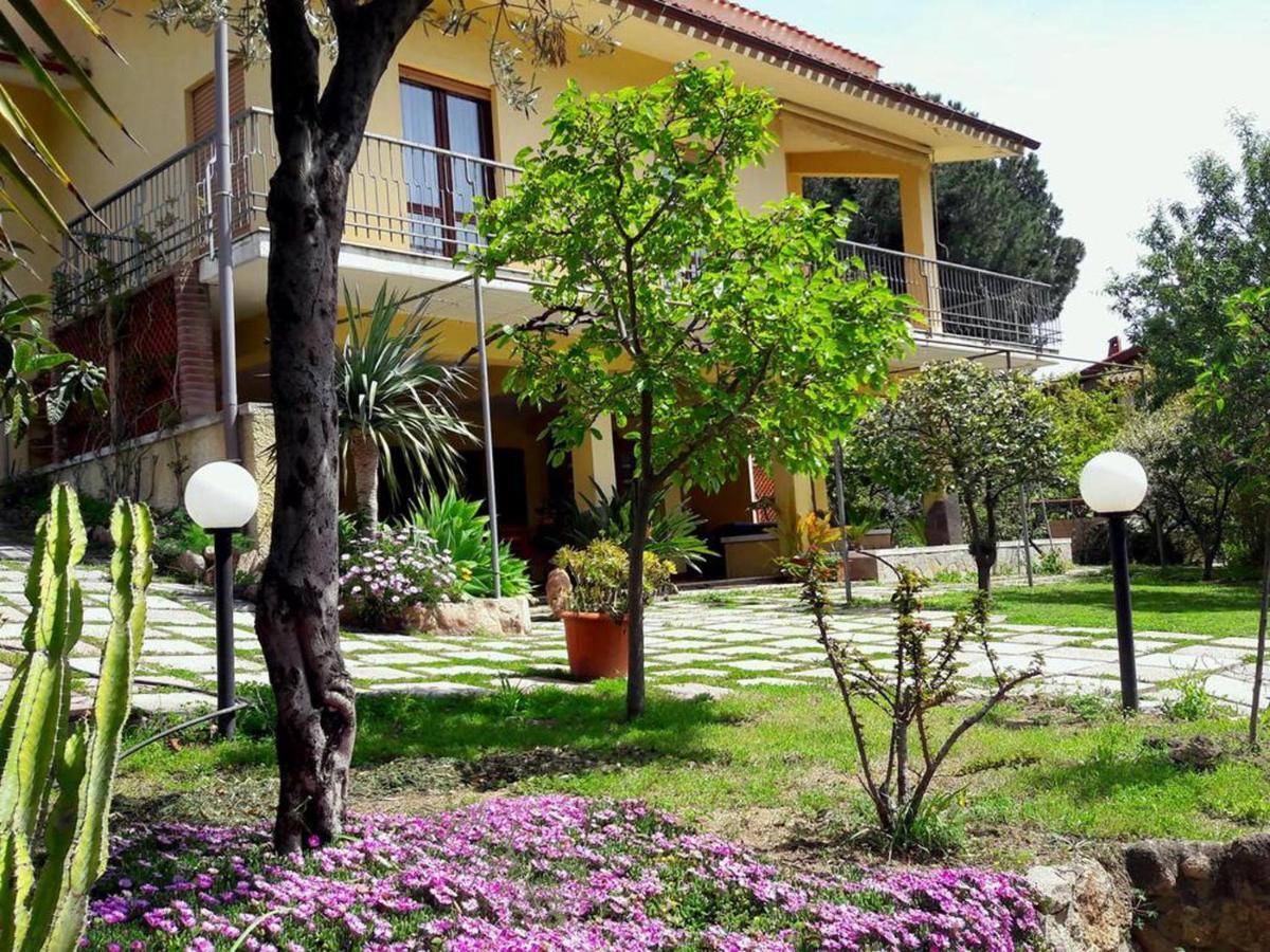 Invit Arti B&B Capoterra Bagian luar foto